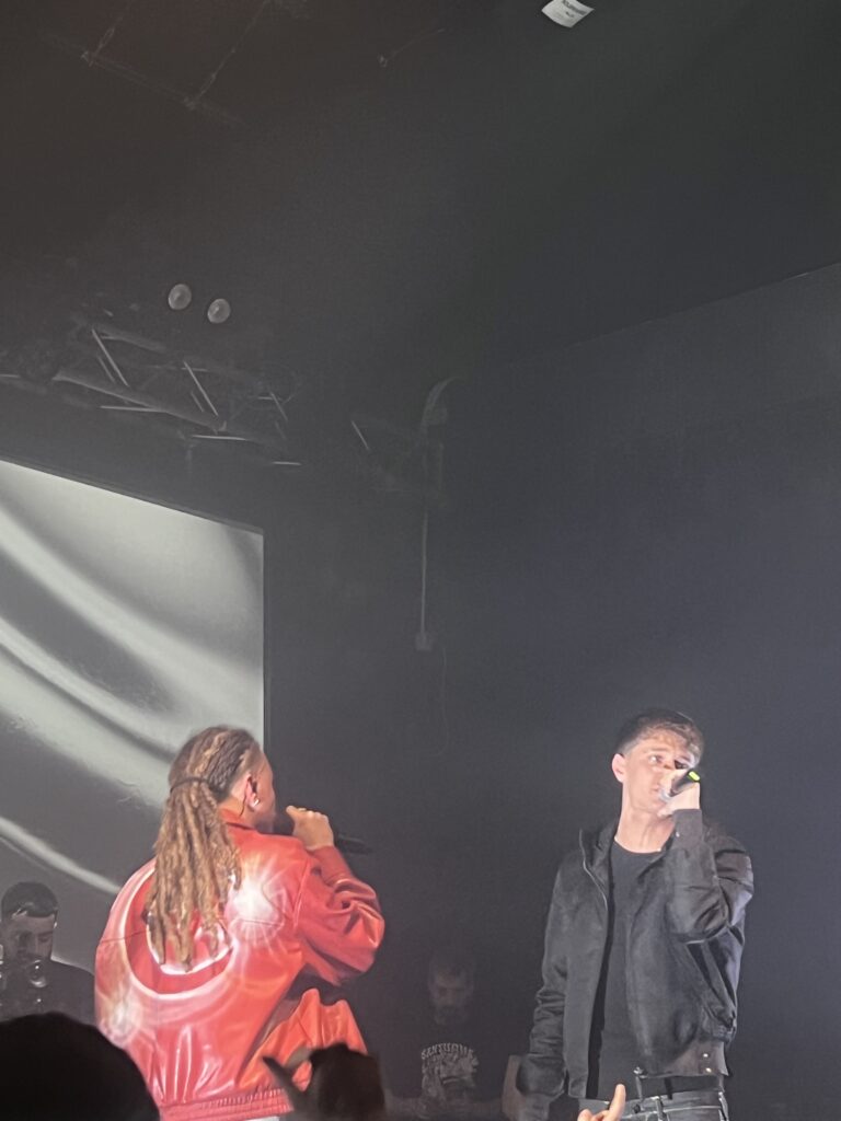Sayf si esibisce insieme a 22Simba sul palco del Santeria
